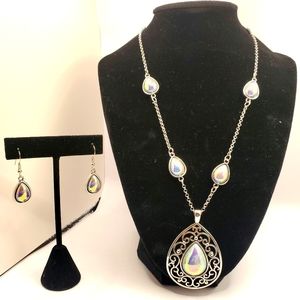 Irredesant Necklace Set